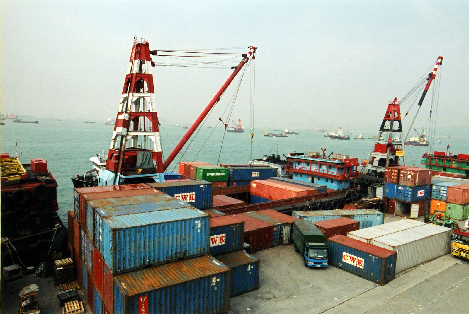 相片 6: 昂船洲公眾貨物裝卸區