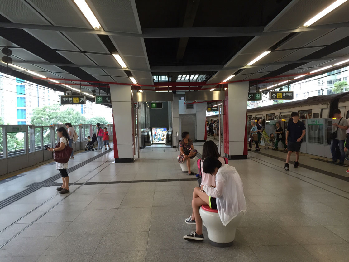 相片 6: 港鐵九龍灣站