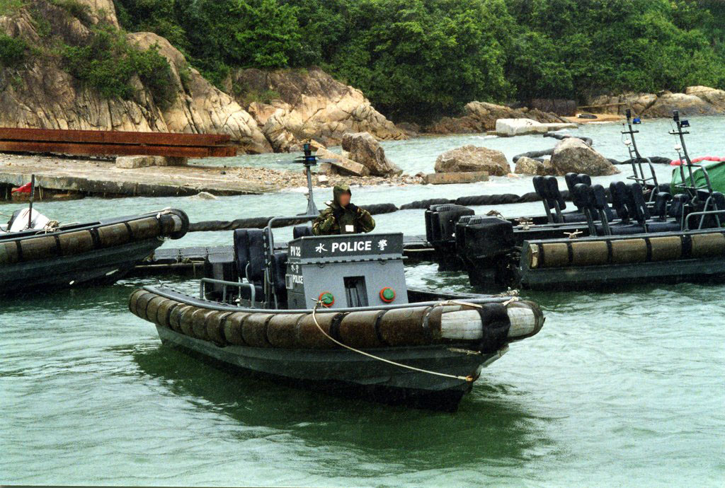 相片 3: 香港警務處快速追截小艇